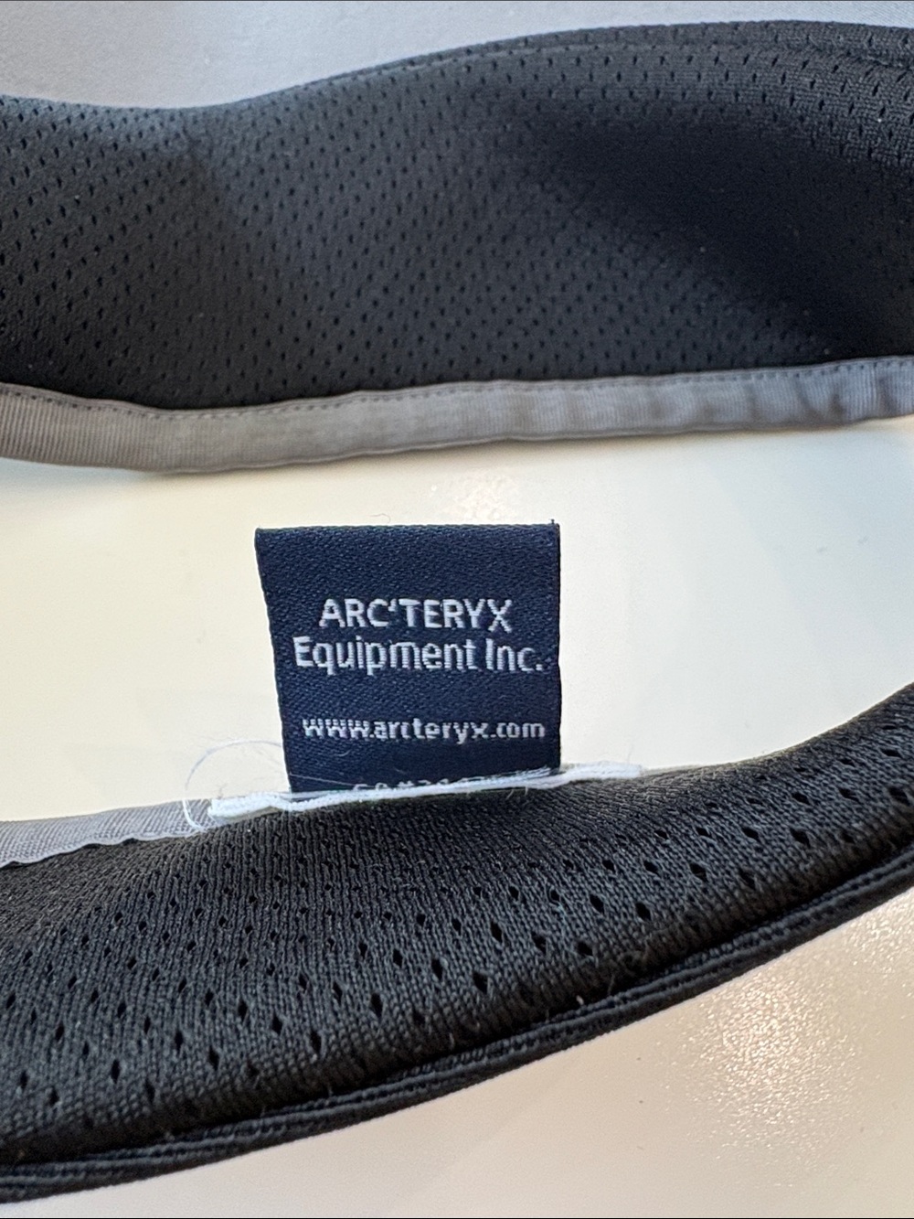 Arc’Teryx Black Mesh Athletic Visor with Gray Trim - Picture 4 of 4